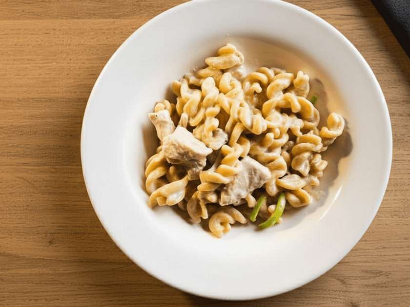 Pasta with chicken and cream sauce