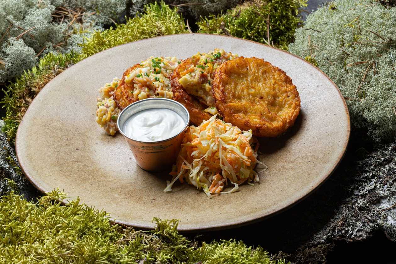 Kartulipannkoogid muna, sibula ja peekoniga, coleslaw salat, hapukoor