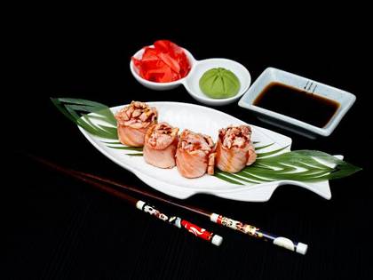 GUNKAN SALMÃO BRASEADO (4 pcs)