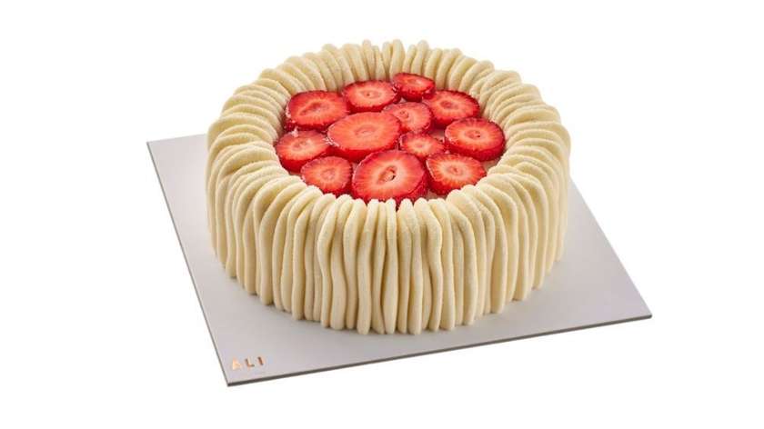 White Chocolate & Strawberry Cake