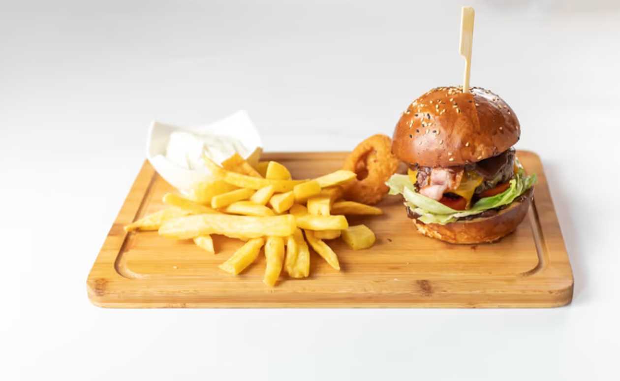 Hamburger Medveď, Hranolky, Cibuľové Kolieska, Tatárska Omáčka