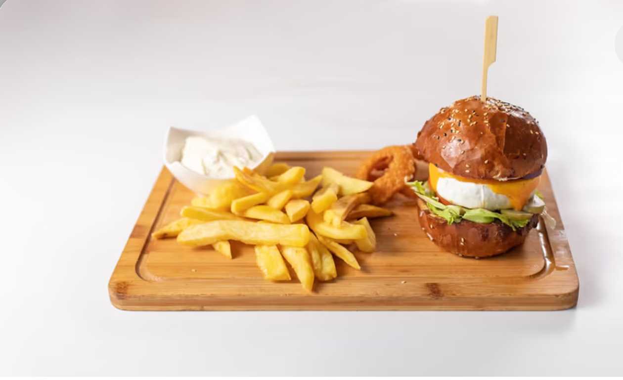 Syrový Burger Medveď, Hranolky, Cibuľové Kolieska, Tatárska Omáčka