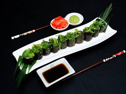 GUNKAN MAKI GOMA WAKAME VEG (10 pcs)