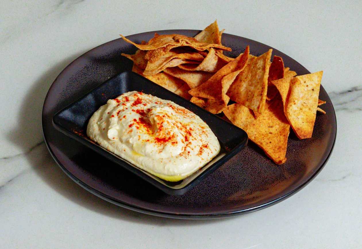 Hummus with Pitta Chips 🌱