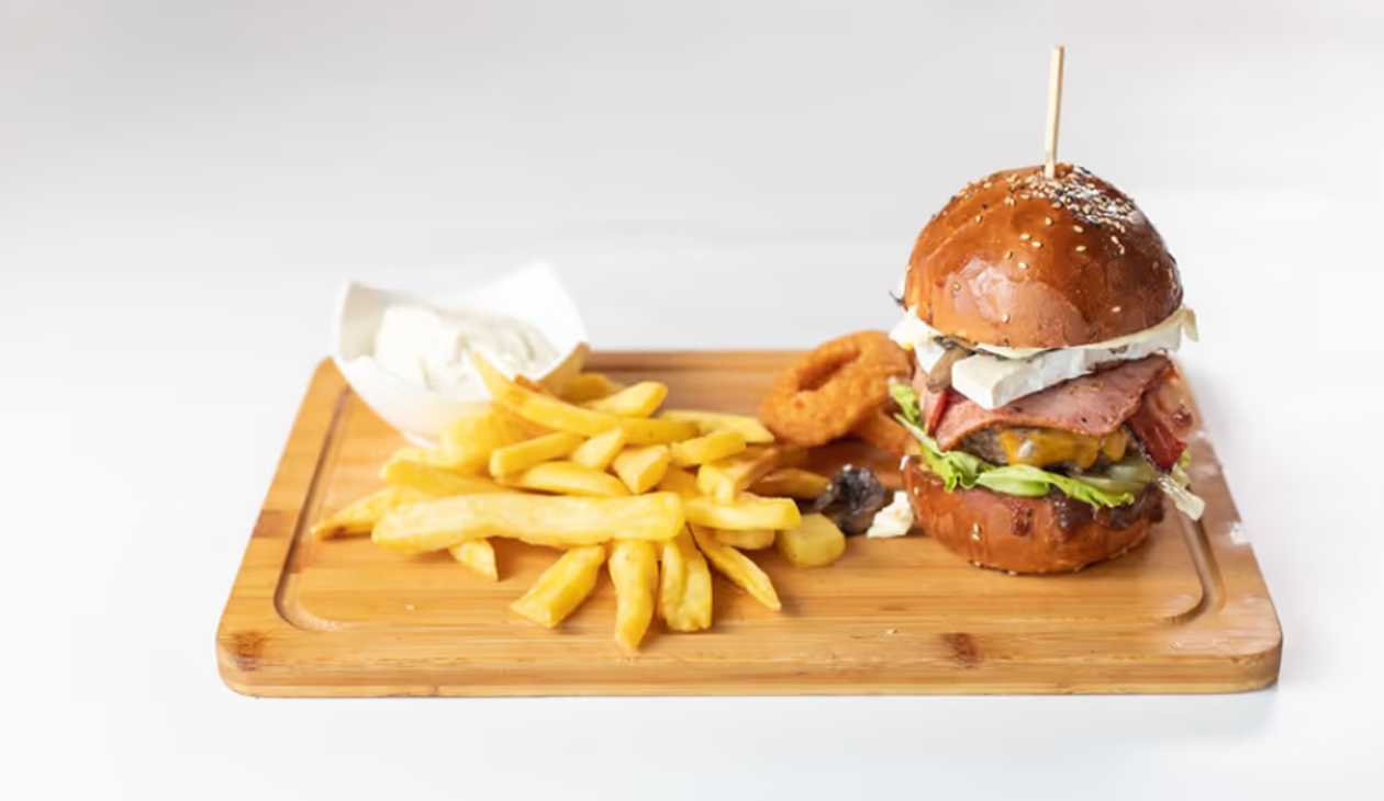 Hamburger Macko, Hranolky, Cibuľové Kolieska, Tatárska Omáčka