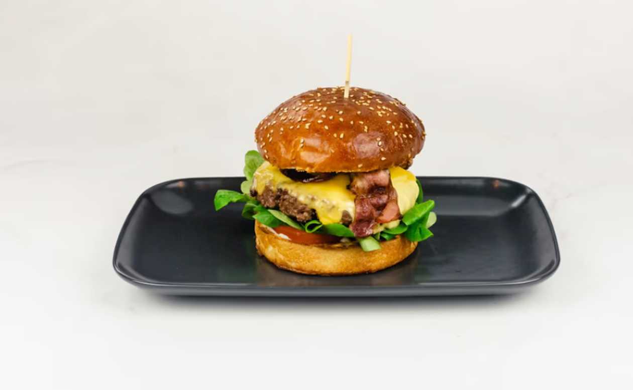 Jalapeno Burger, Hranolky, Cibuľové Kolieska, Tatárska Omáčka