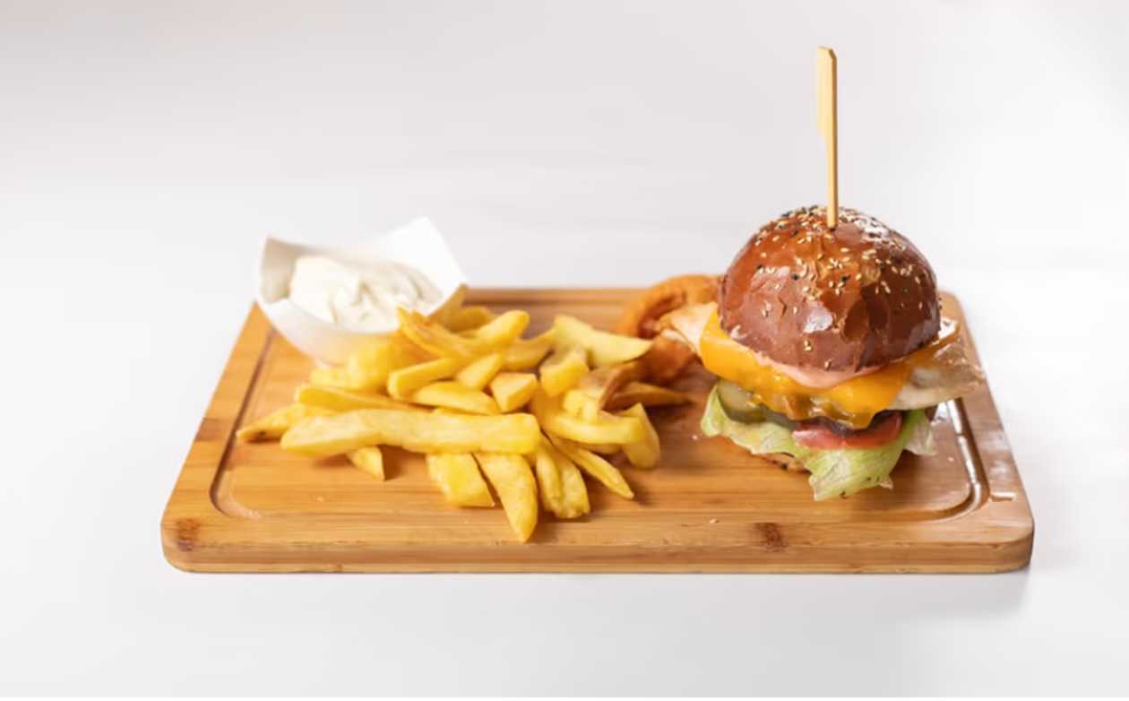Kurací Burger Medveď, Hranolky, Cibuľové Kolieska, Tatárska Omáčka
