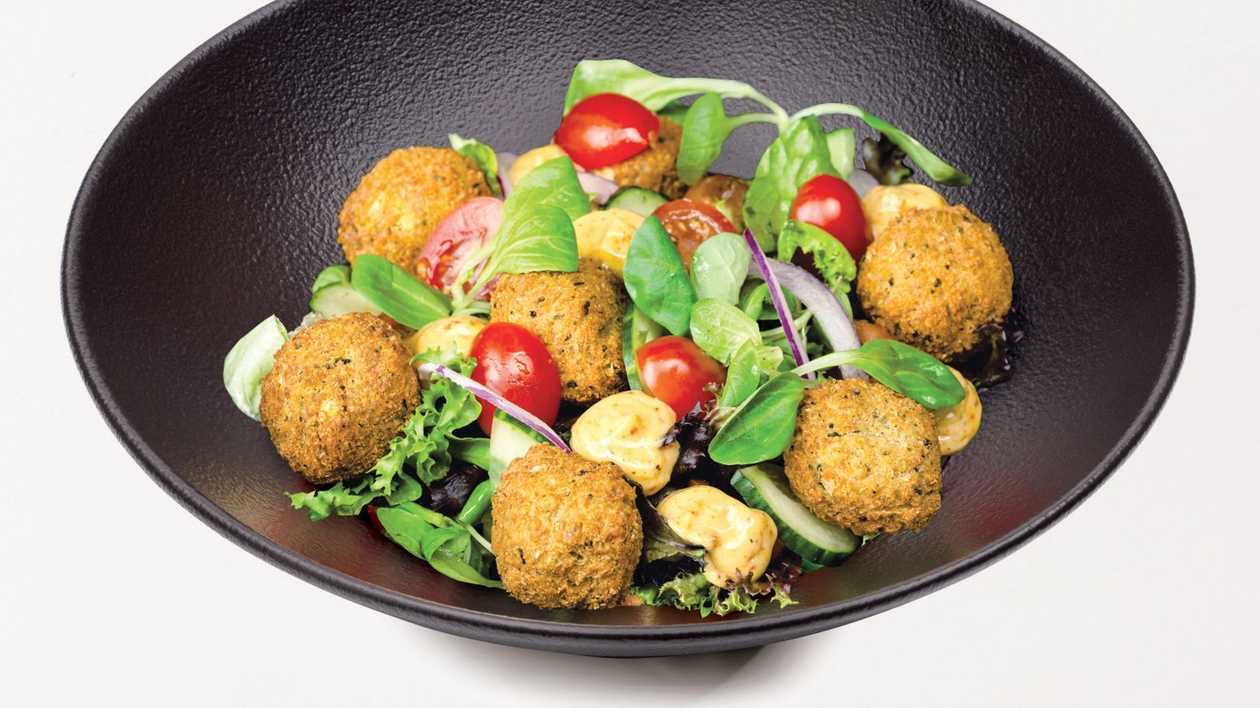 Salāti ar falafelu