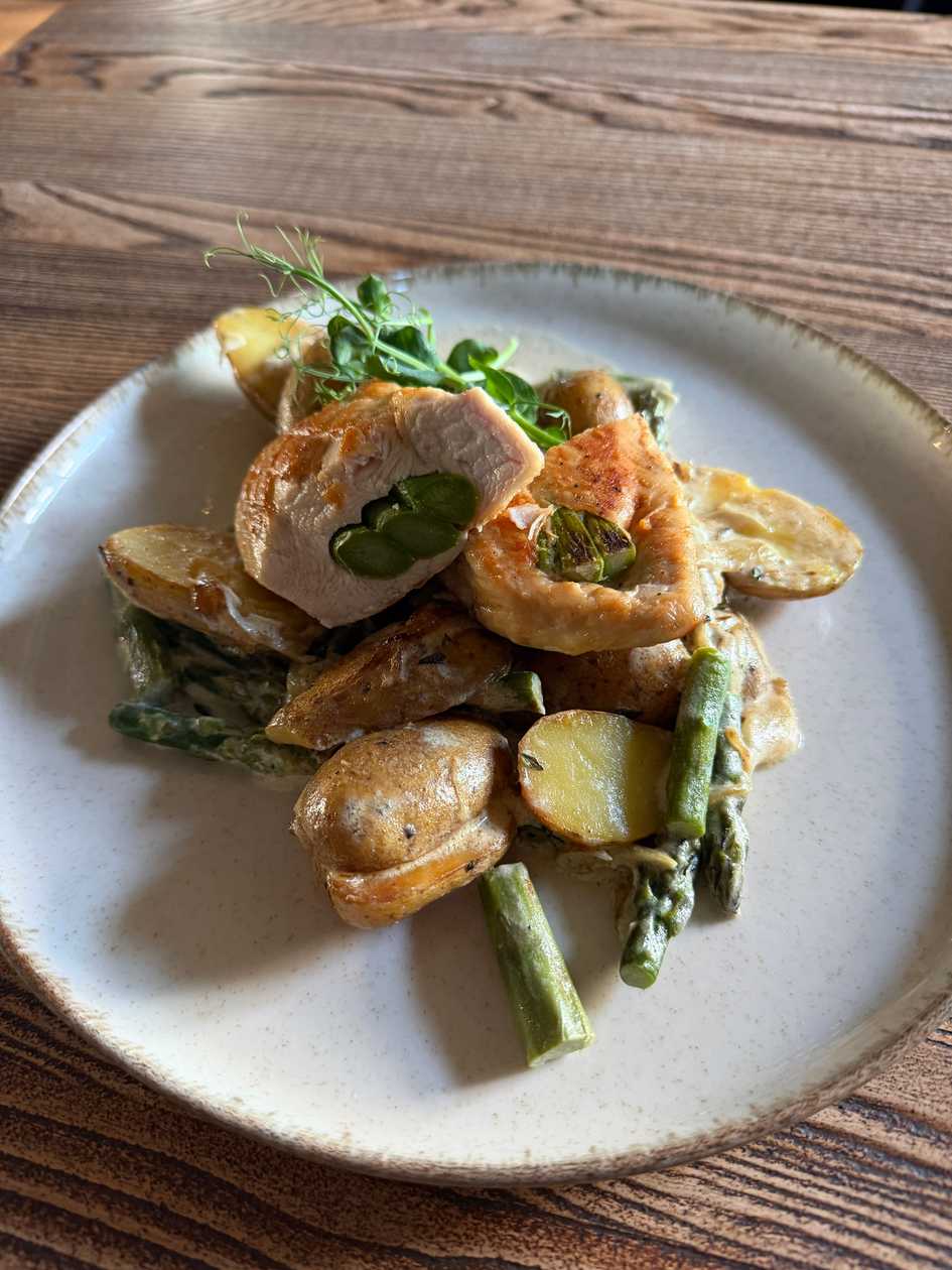 Grilled chicken breast with fresh green asparagus and creamy castle potatoes