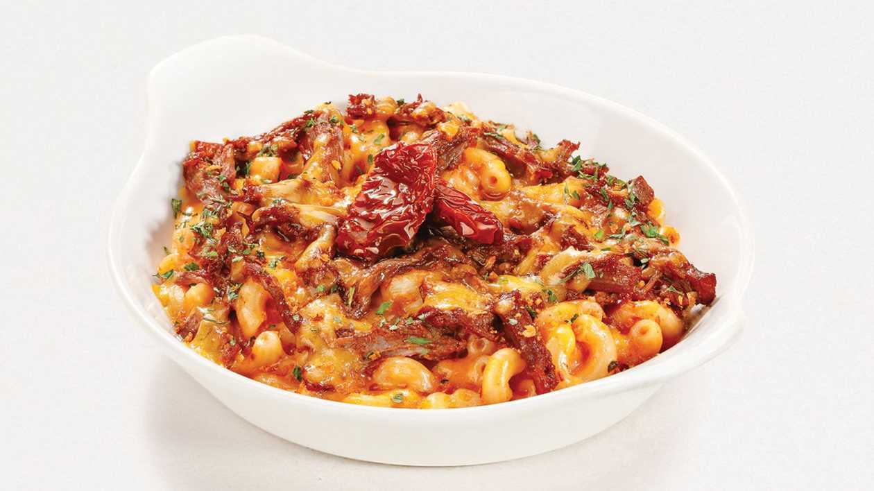 "Mac & Cheese" makaroni ar pulled liellopa gaļu BBQ mērcē