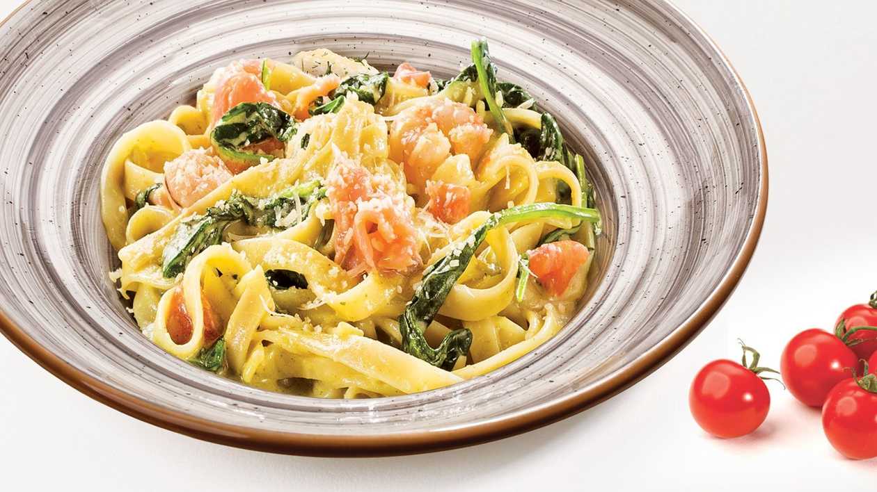 Pasta Tagliatelle ar kūpinātu lasi un garnelēm
