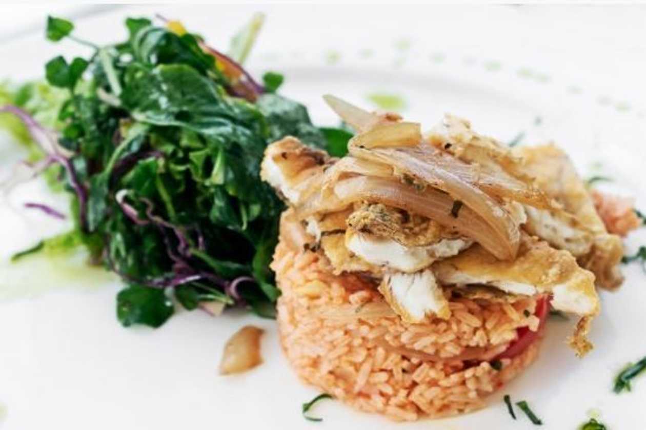 Brothy rice with cuttlefish and white beans
