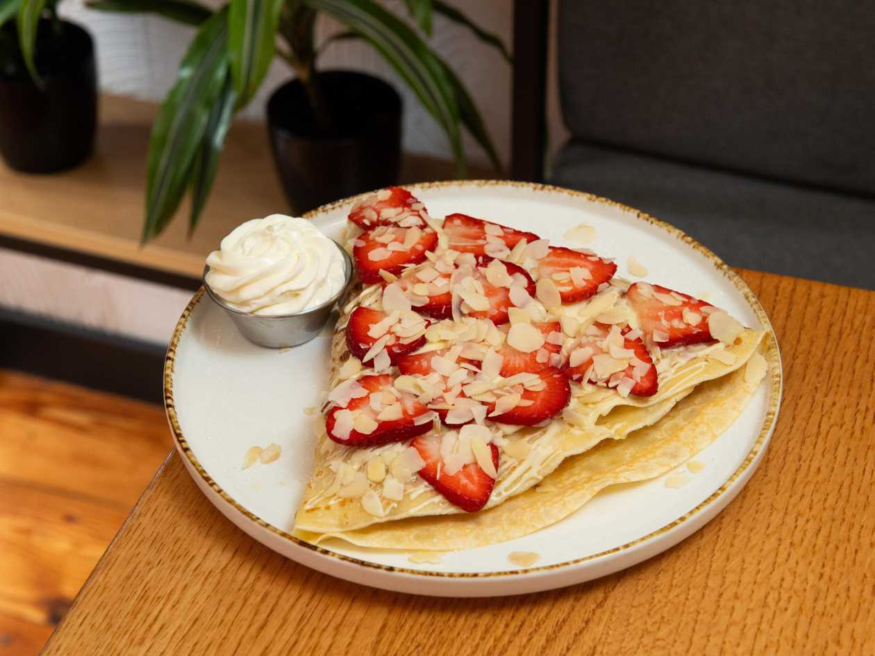 Pancake with strawberry, white chocolate and mascarpone