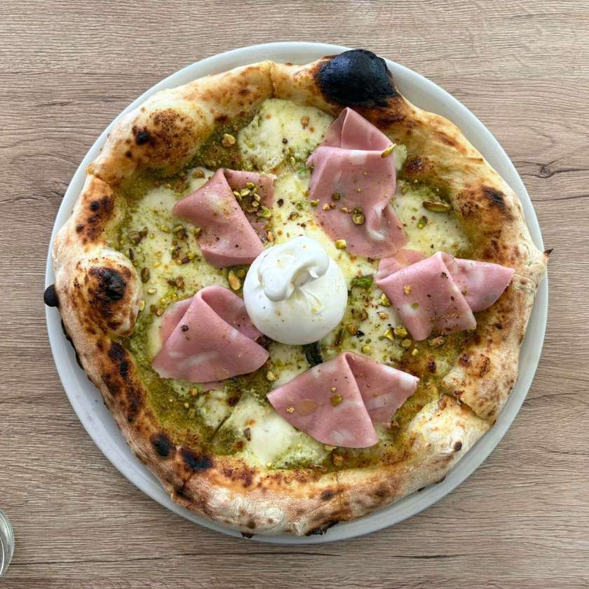 PIZZA CON PESTO DI PISTACCHI, MORTADELLA E BURRATA
