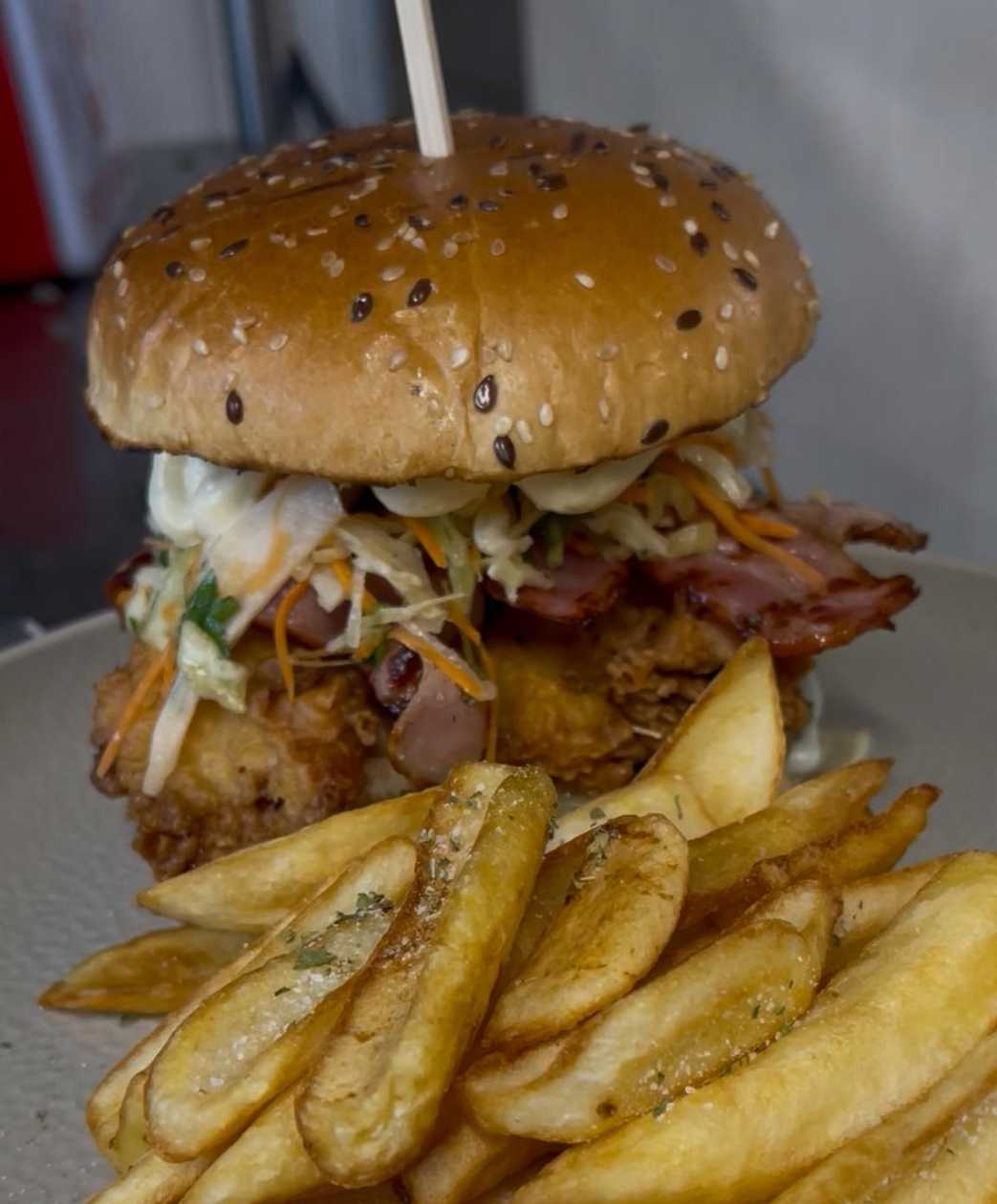 Burger cu pui crocant