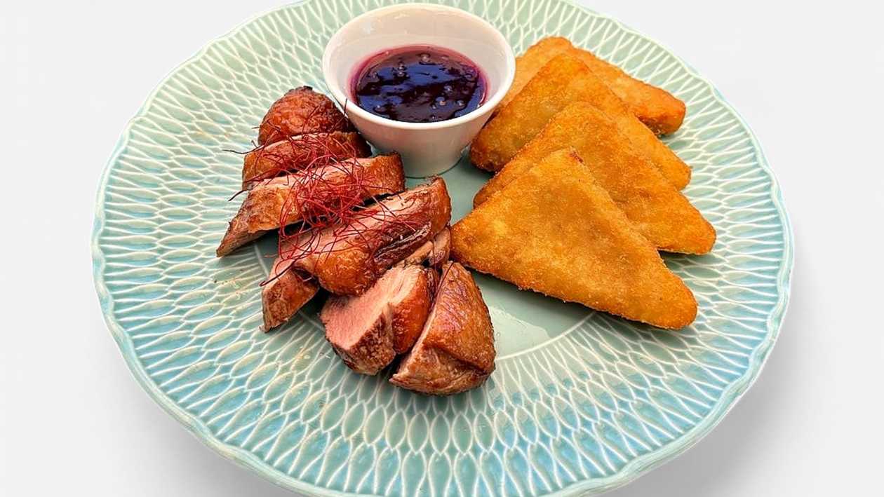 Kačacie prsia, pečienka s brusnicovou omáčkou a rösti