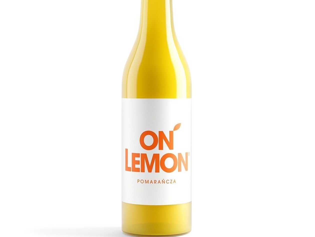 On lemon pomarańcza