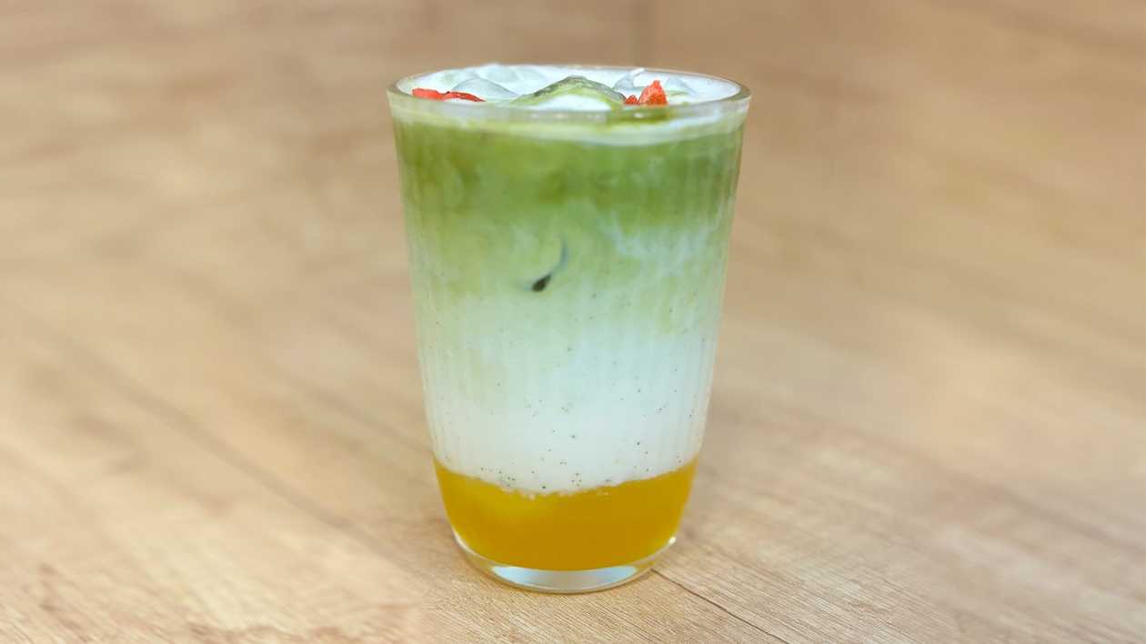 Ledové mango matcha latte