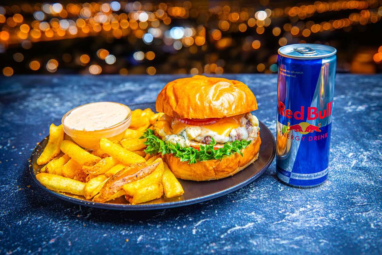 Nelja Juustu Burgeri Red Bull Combo.