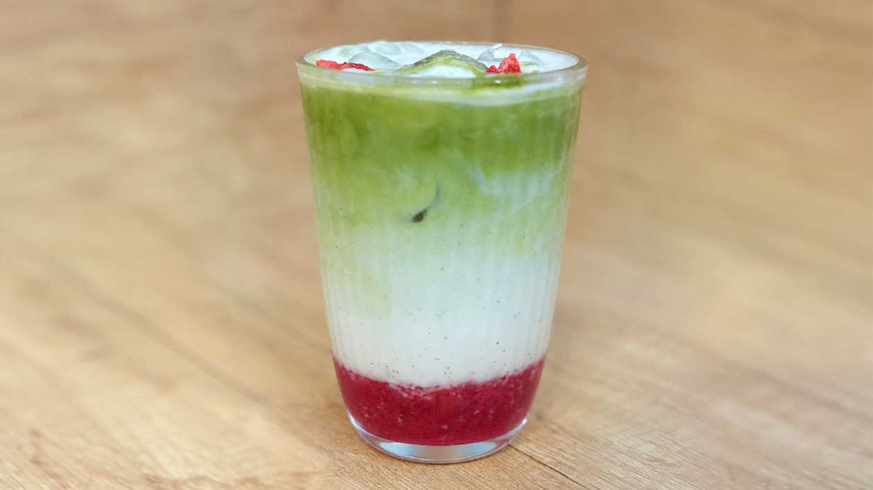 Ledové malinové matcha latte