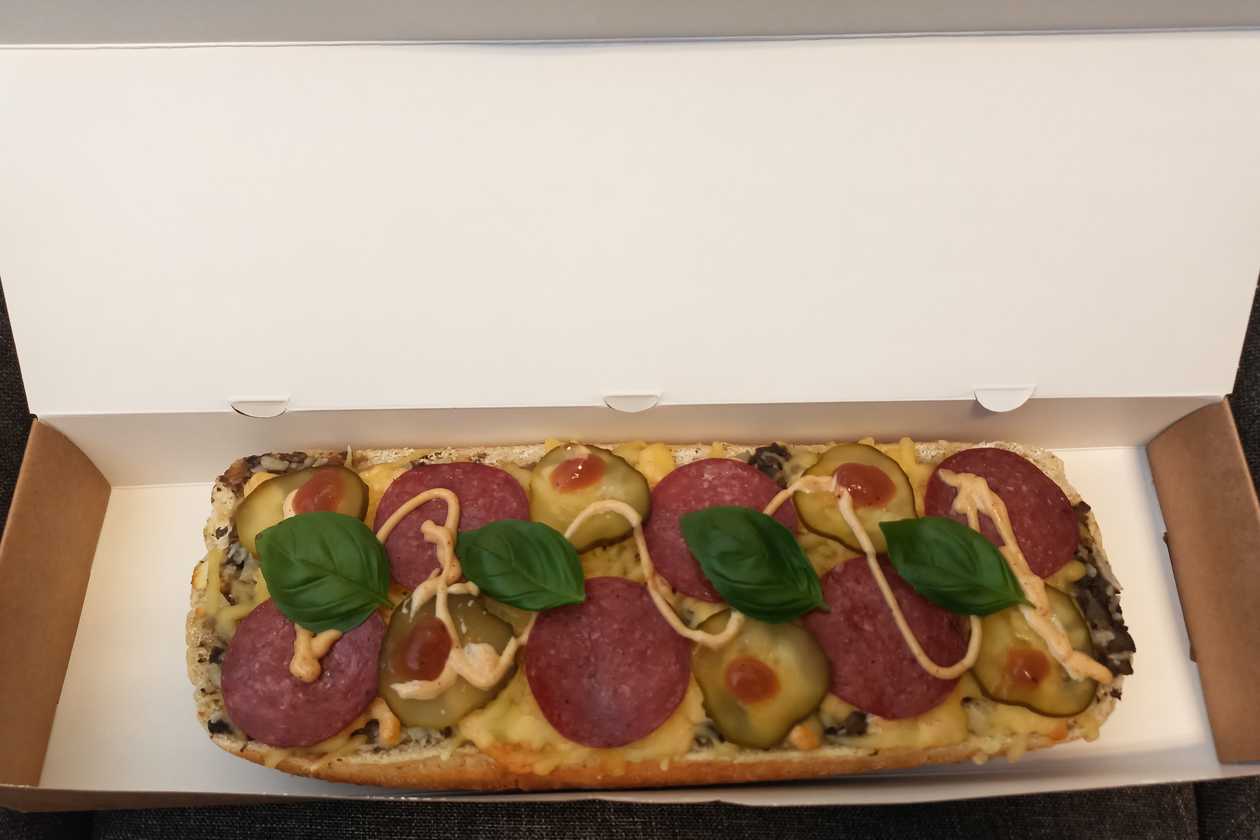 Zapiekanka kielbasa i ogórki kiszoni