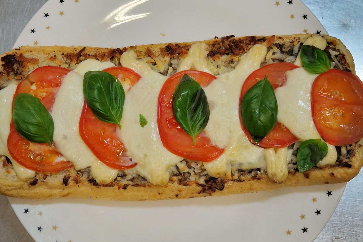 zapiekanka mozzarella z pomidorem