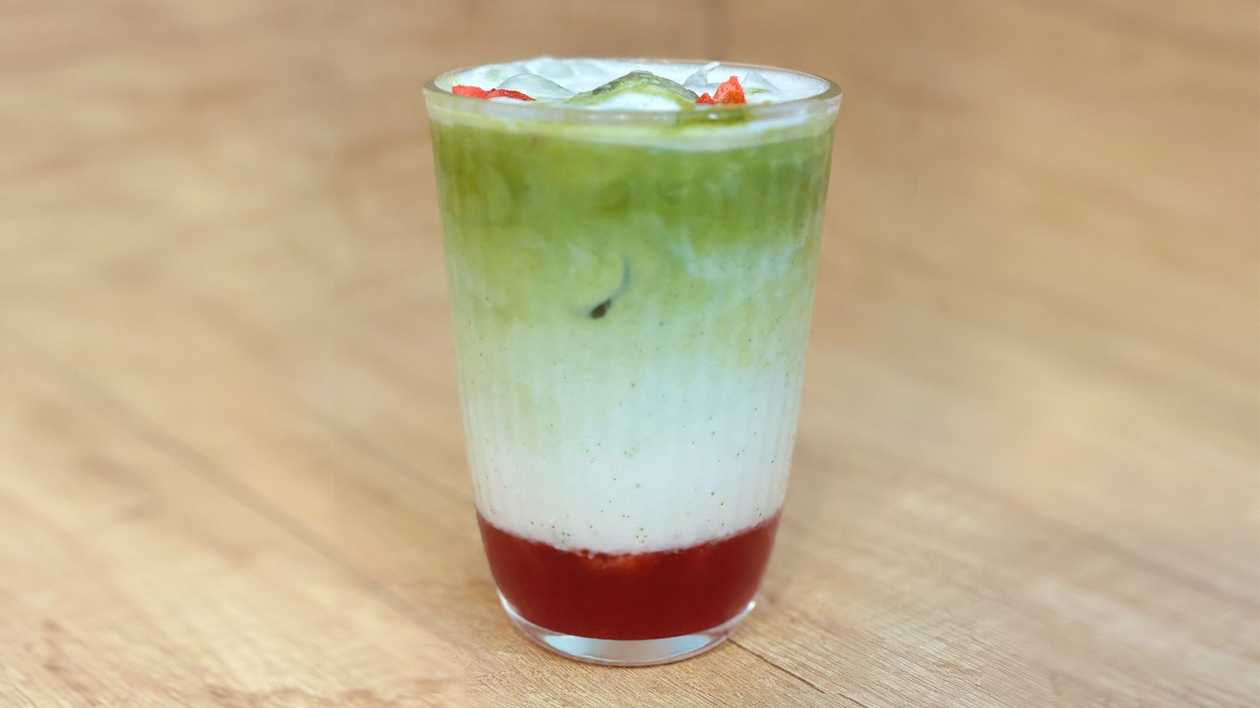 Ledové jahodové matcha latte