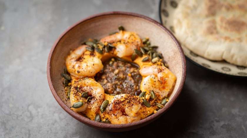 Hummus with shrimps