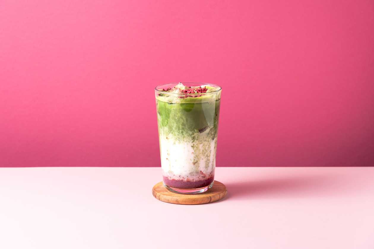 Mustika-matcha latte jääga