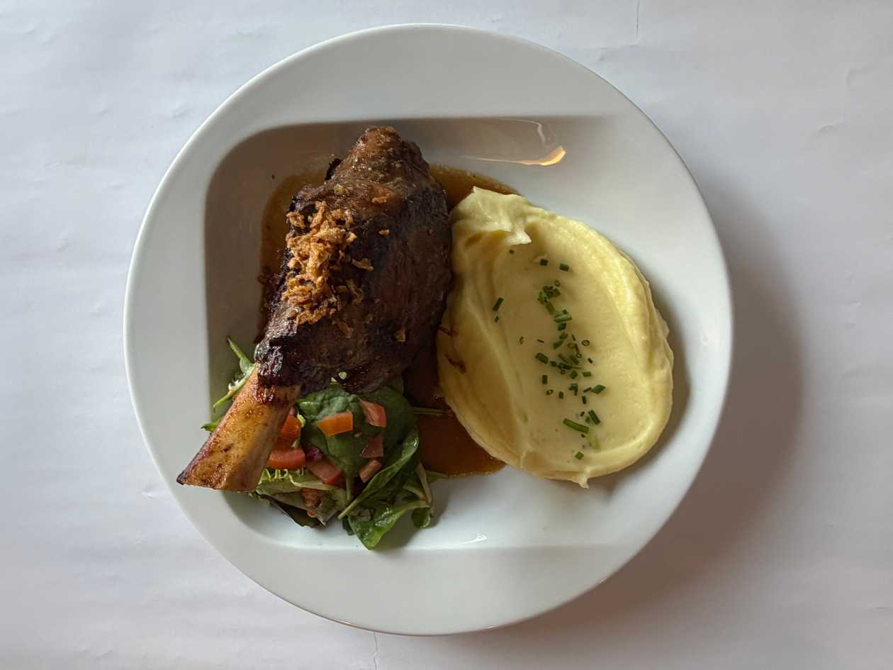 500g Sous Vide jehněčí koleno, šlehaná máslová bramborová kaše