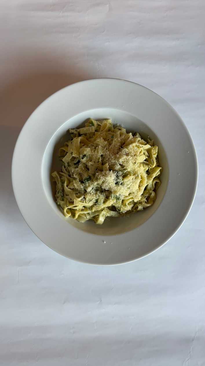 Tagliatelle s omáčkou z cukety sypané parmezánem