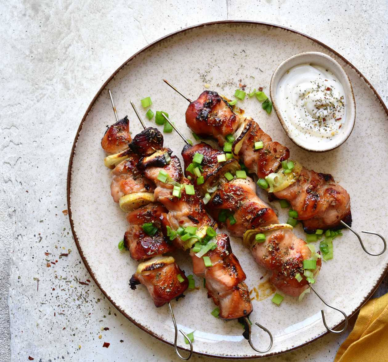 Grilled kebab (4 pieces of meat)served with vegetables