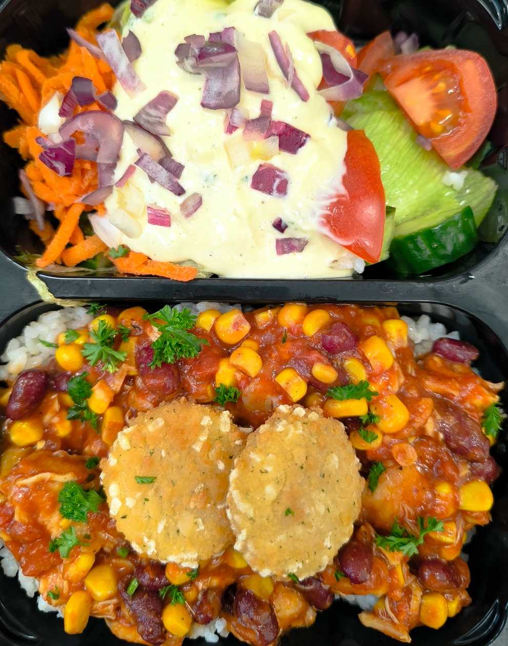 16: 500g )( mexická jemne pikantná  s kuracím mäsom, ryža, šalátom s červenou cibuľou