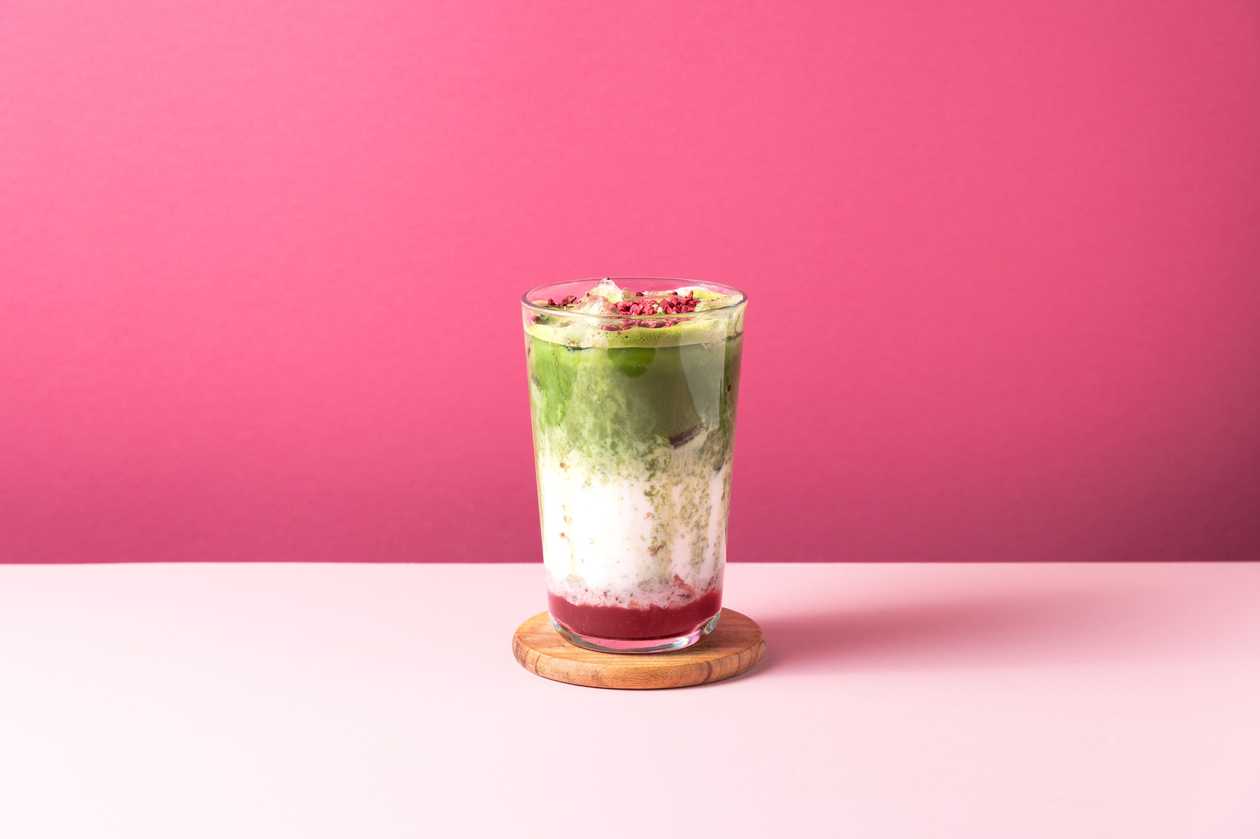 Maasika-matcha latte jääga