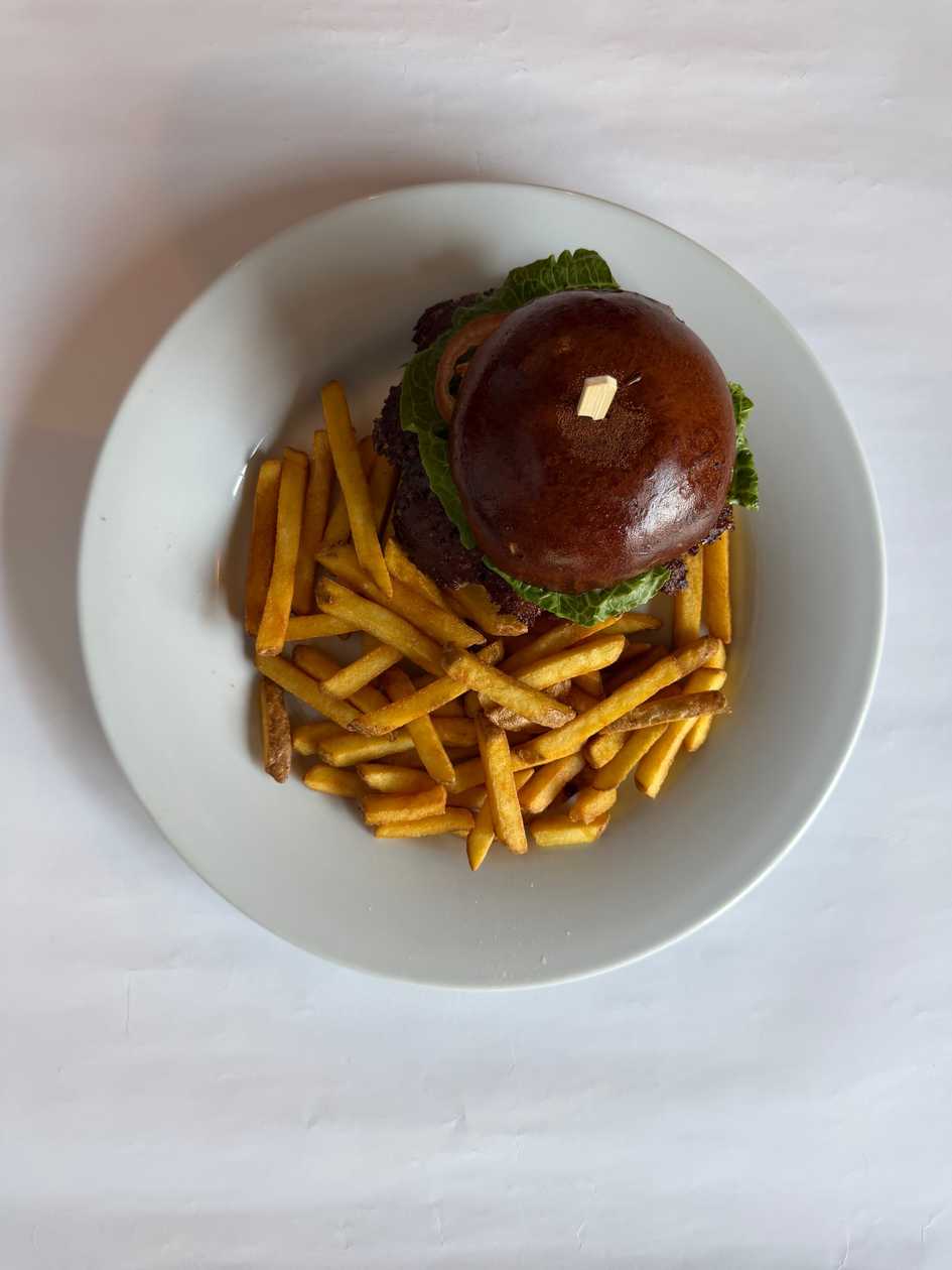 200g Podolský hovězí smash burger s karamelizovanou cibulkou, čerstvou zeleninou, čedarem a hranolky