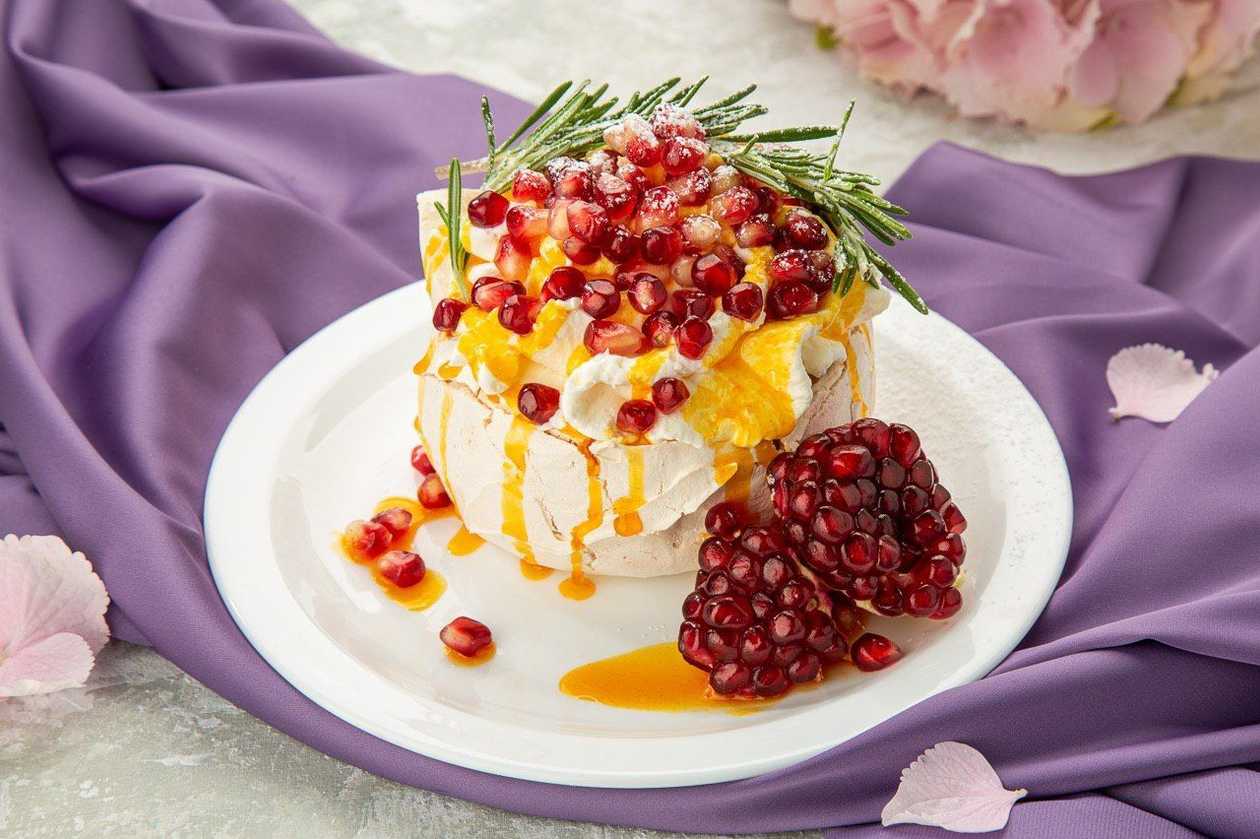 Granadilli-maasika-granaatõuna pavlova minitort ~ 220g