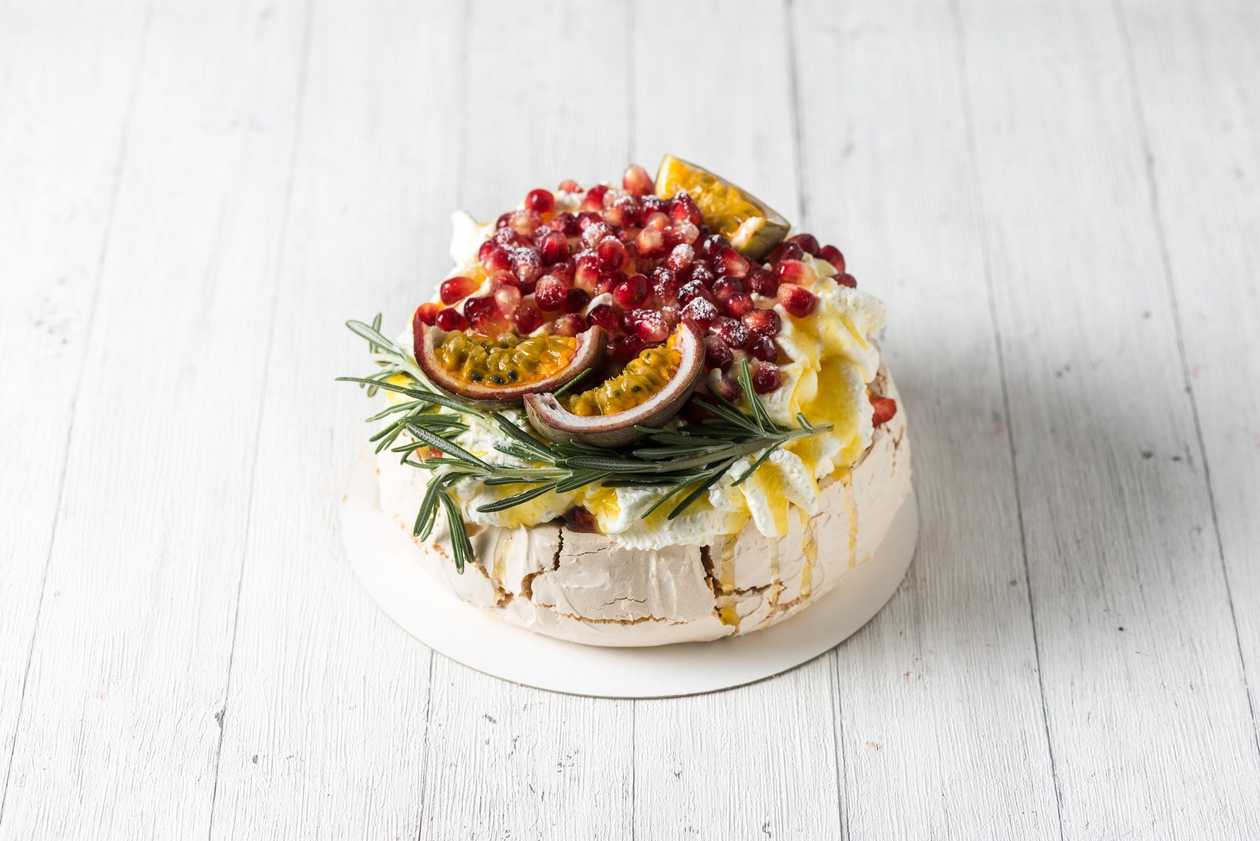 Granadilli-maasika-granaatõuna pavlova tort ~ 650g
