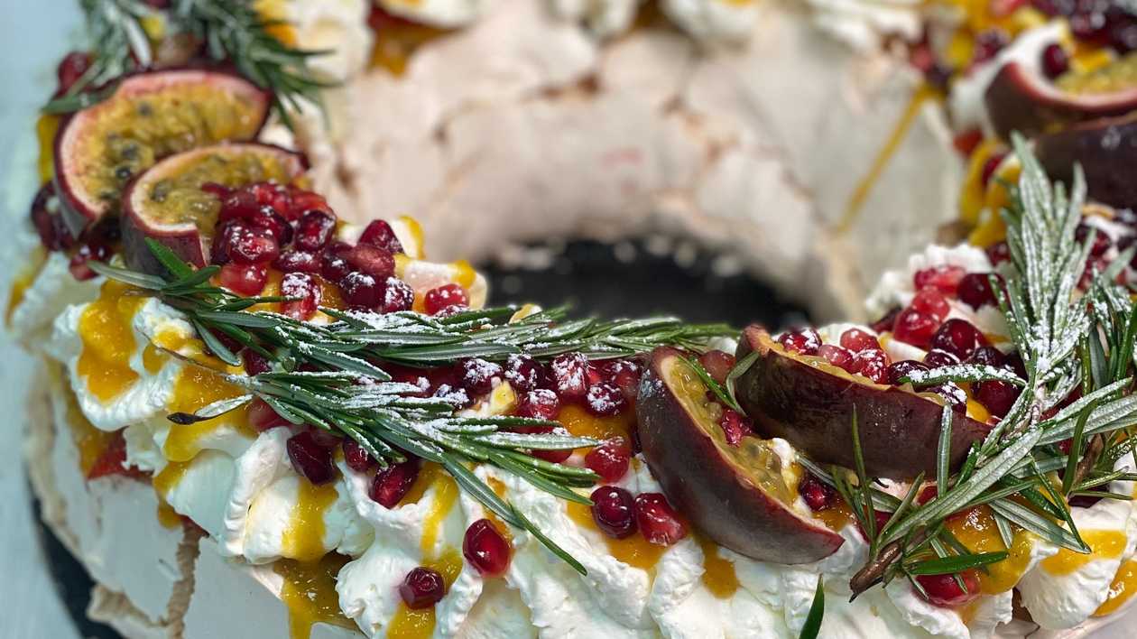 Granadilli-maasika-granaatõuna pavlova pärg ~ 1,2kg