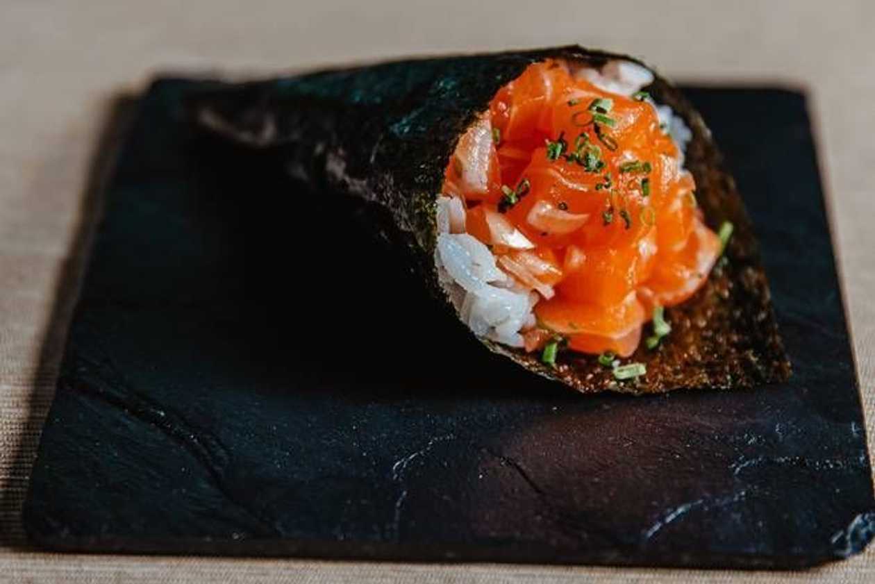 Salmon Hand Roll