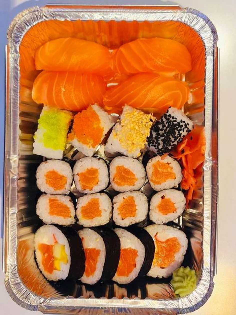 U1a Mixed Sushi with Salmon and Fruit