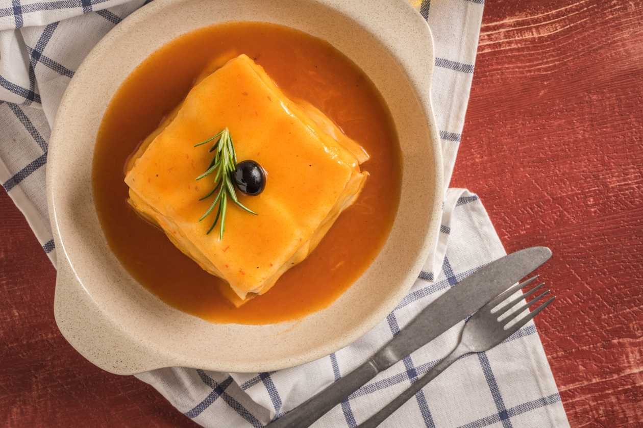 Francesinha com ovo