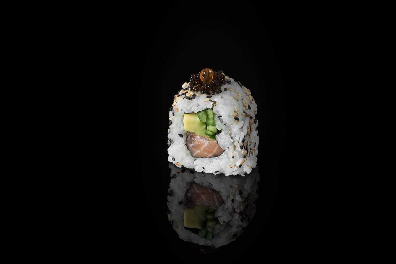 Salmon sesame roll