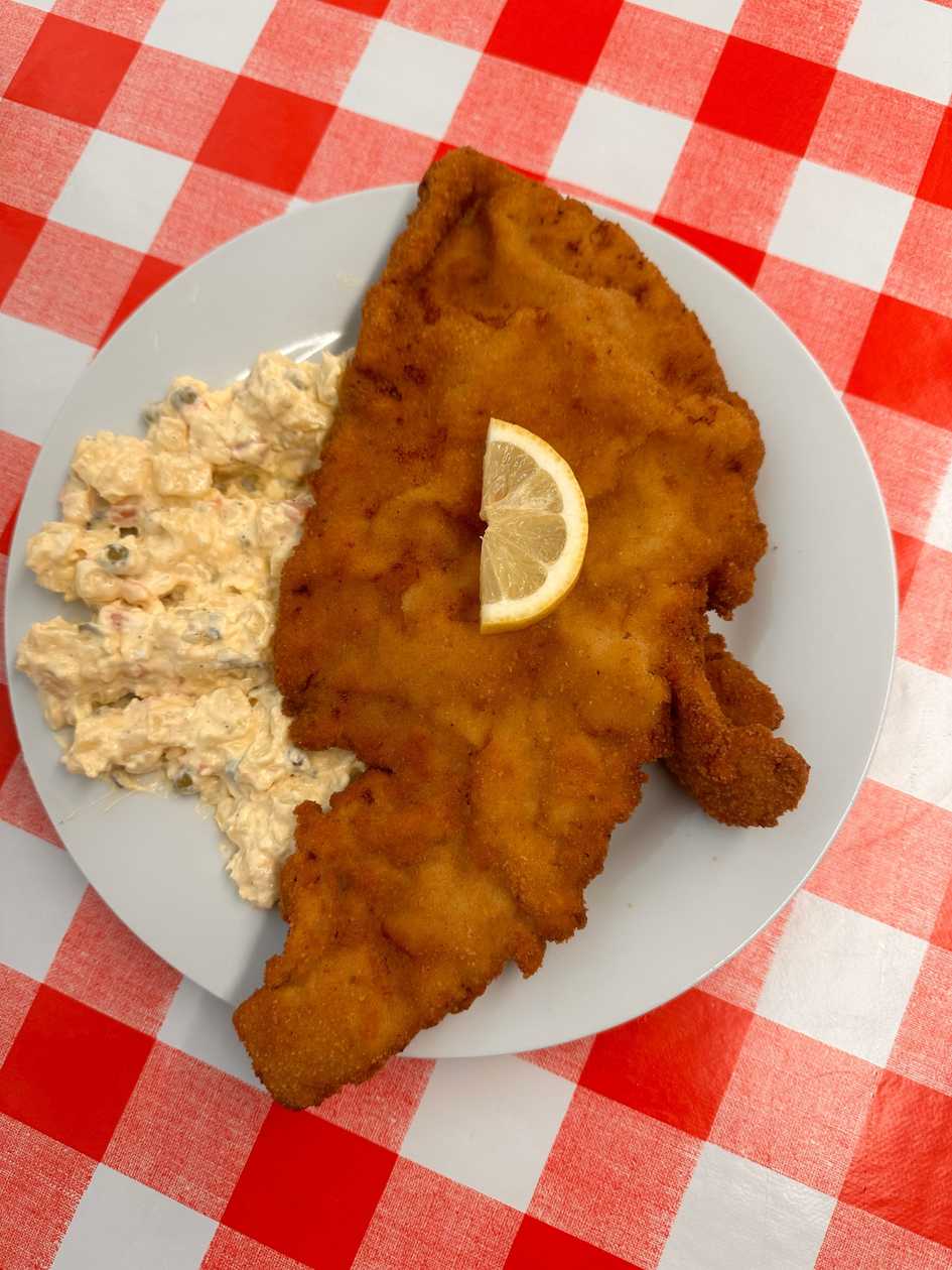 Velký Vepřový řízek s bramborovým salátem