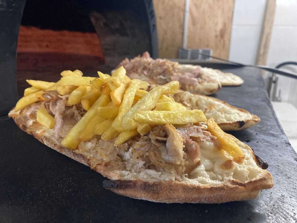 Porchetta e patatine o funghi o verdure panuozzo