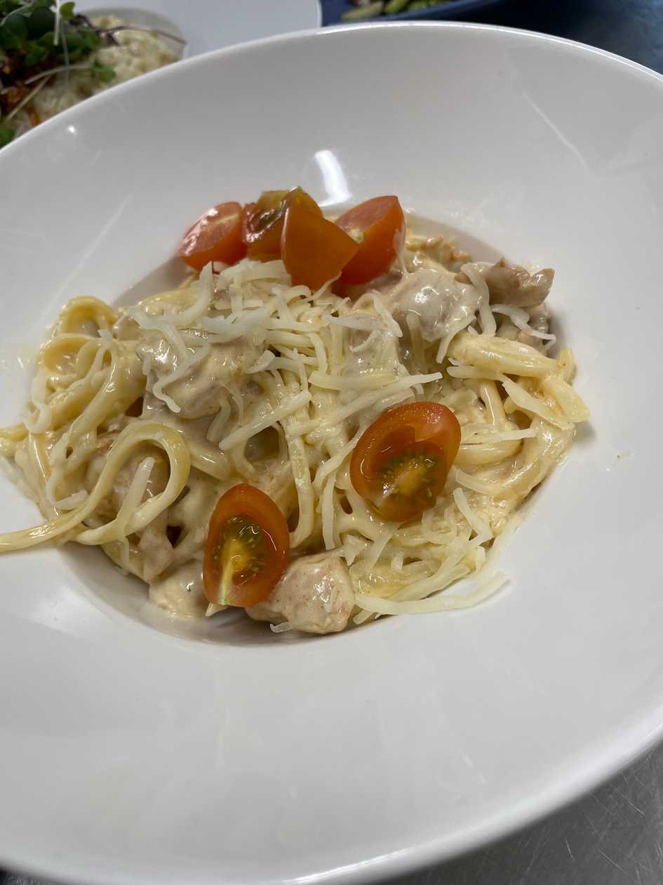 Spageti krēmīgā siera mērcē ar vistiņu/Spaghetti in a creamy cheese sauce with chicken