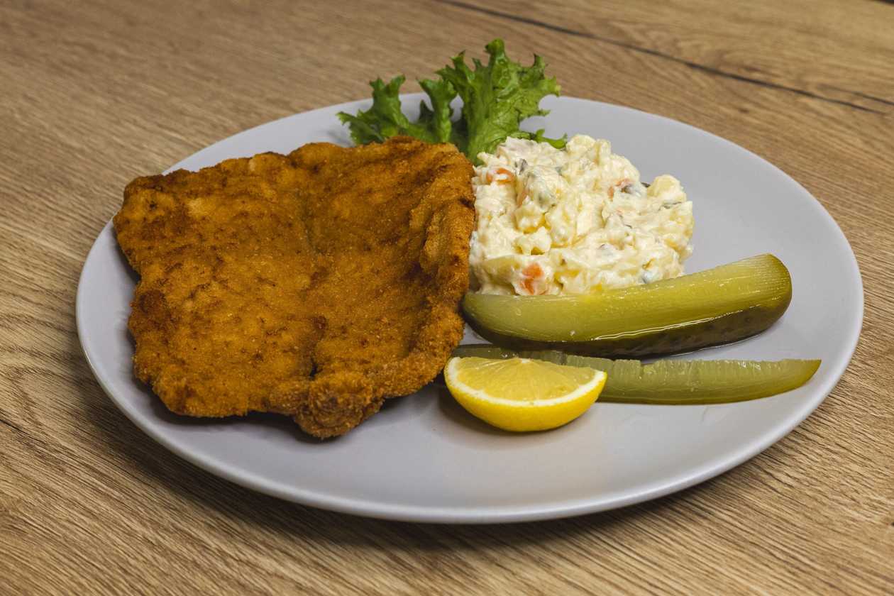 Menu s telecím řízkem