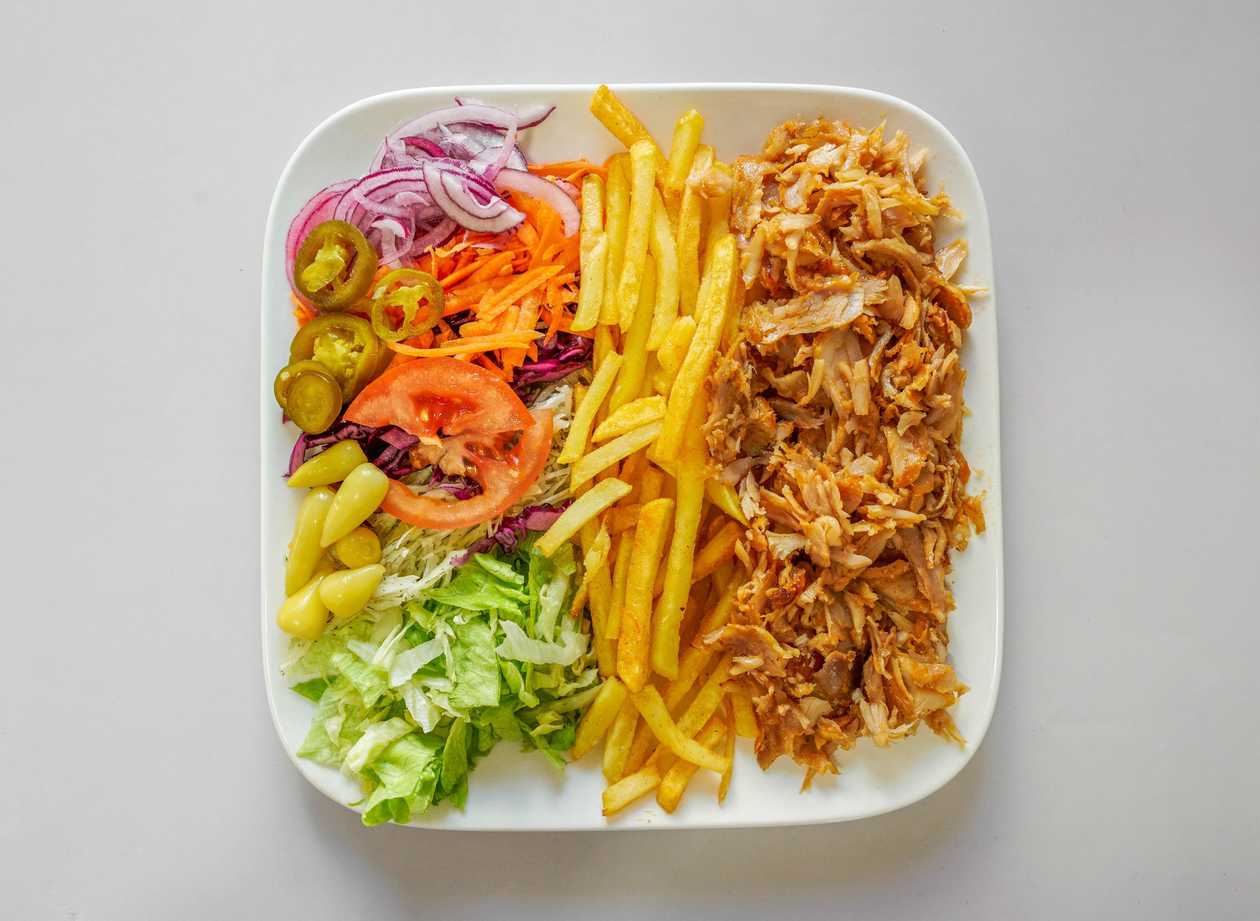 Velký talíř kebab s hranolkami