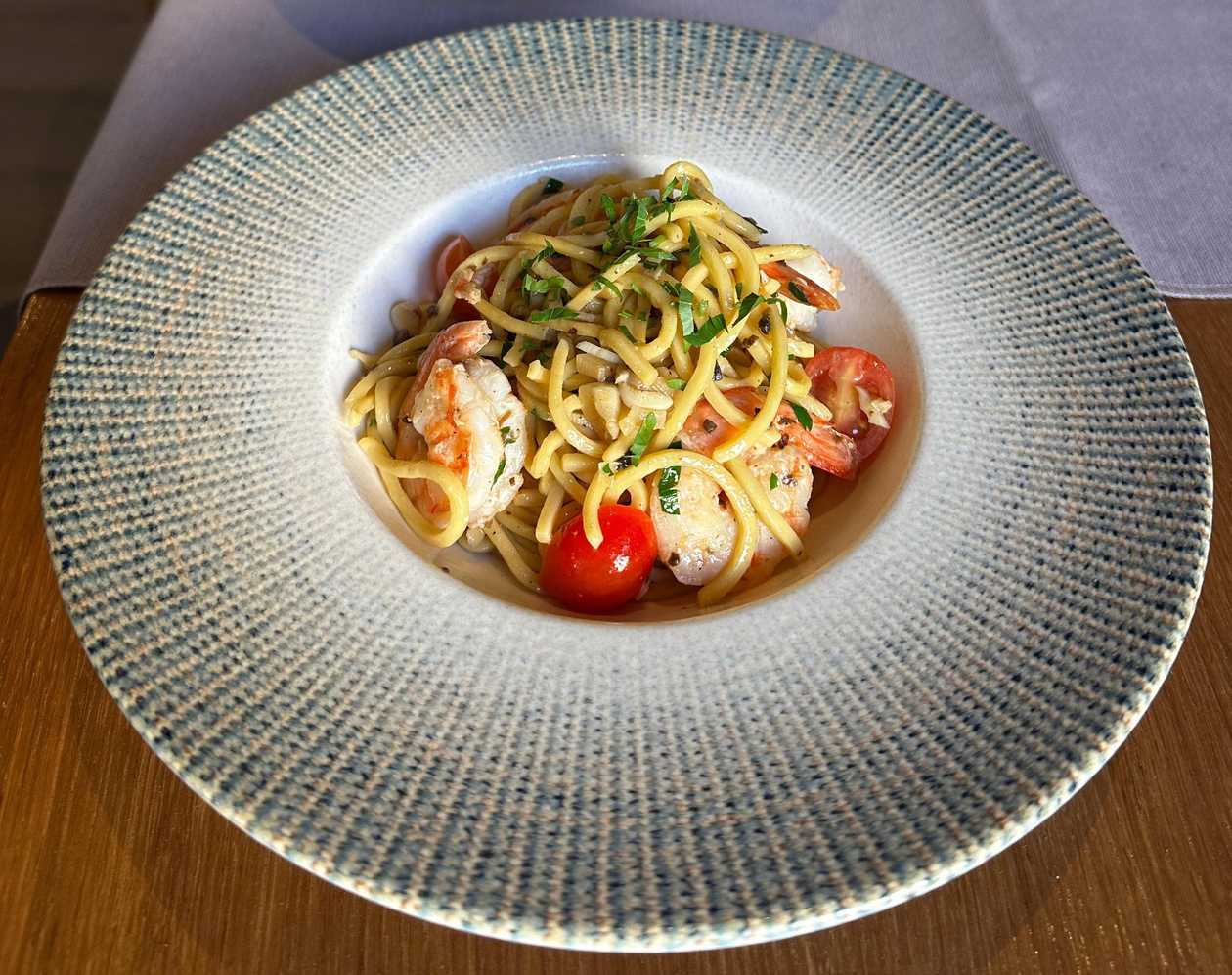 Spaghete Aop cu salsa de trufe si creveti