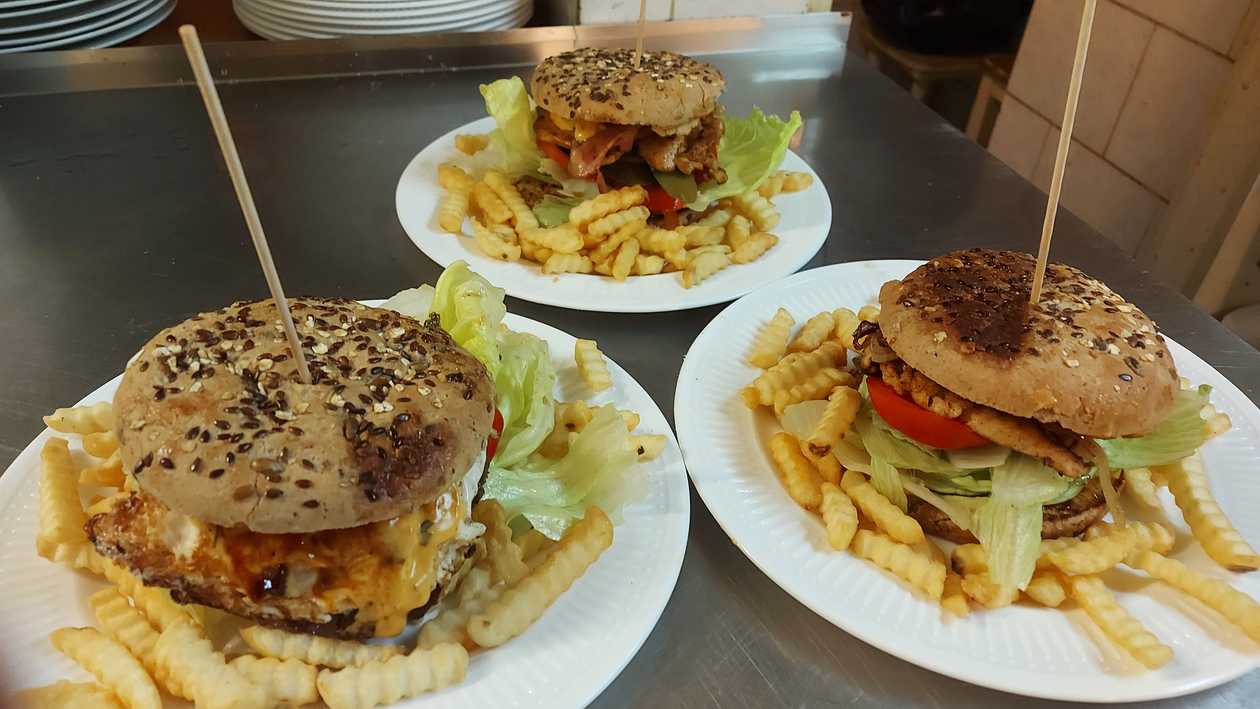 Cheeseburger s hranolkami (1,3,7,9,10)