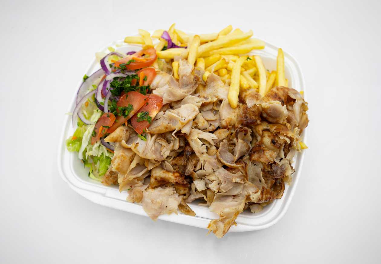Kebab plate with pasta